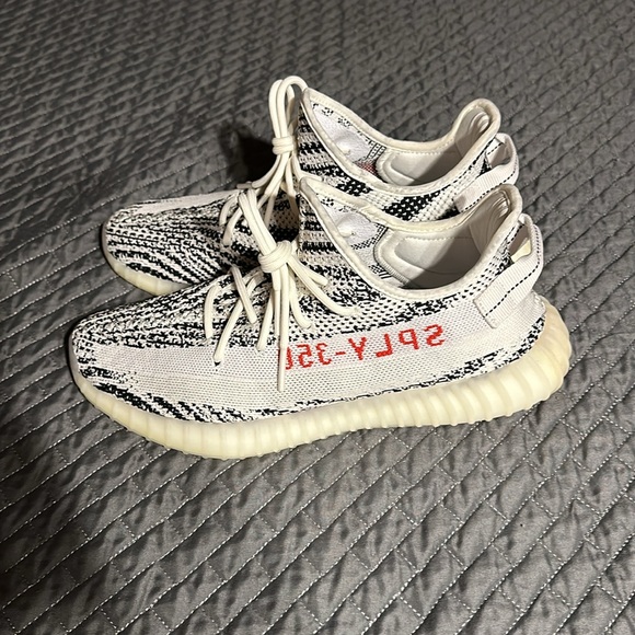 Authentic Yeezy boost - Picture 2 of 5